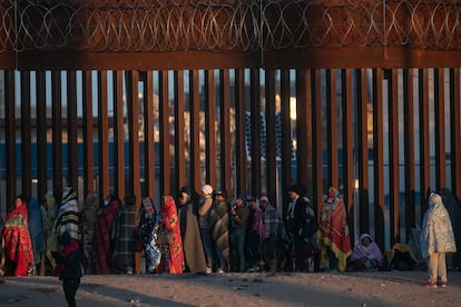 Migrantes junto al muro fronterizo que divide Ciudad Juárez con El Paso, Texas, el 22 de diciembre.