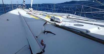 Daños en el barco del francés Thomas Ruyant tras chocar contra un objeto flotante.