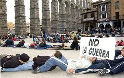 Los estudiantes forman una cadena humana junto al acueducto romano de Segovia.