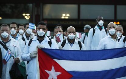 Misión de médicos cubanos en su llegada a Milán, en Italia, el pasado 22 de marzo.