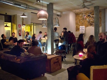 La Bicicleta tiene una decoración 'vintage', con sofás chester y lámparas y sillas "cada una de su padre y de su madre".