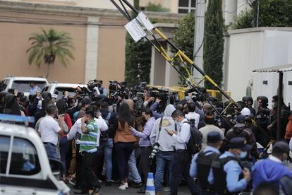 Decenas de periodistas se congregaron a las afueras de la casa de Hernández desde que el lunes por la noche se conoció la orden de extradición de Estados Unidos.