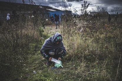 Un hombre afgano almuerza la comida que reparten las asociaciones locales.