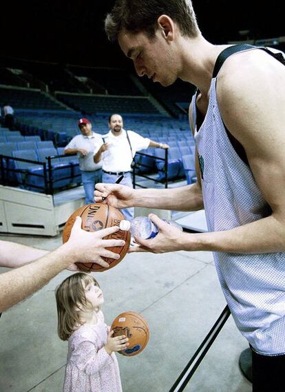 Pau Gasol, jugador de baloncesto español enrolado en el equipo de los Memphis Grizlies de la NBA, firma autógrafos en un balón en el transcurso de un partido amistoso de pretemporada de su equipo. Octubre 2001. Reportaje sobre Pau Gasol, nuevo de jugador de los Memphis Grizzlies (NBA) © Ricardo Gutierrez