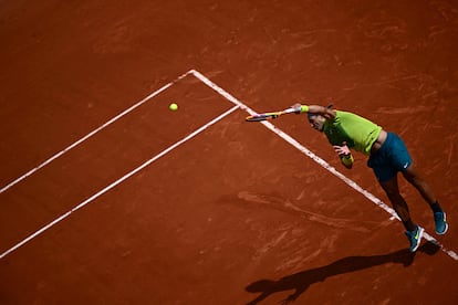 Nadal sirve durante la final contra Ruud.