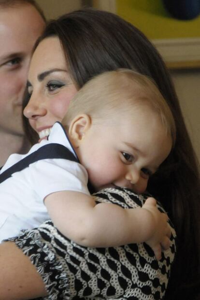 Australia y Nueva Zelanda fue el destino escogido como el primer viaje oficial al extranjero de los duques de Cambridge con su hijo. En la imagen, Kate Middleton sostiene al príncipe Jorge durante su visita al Parlamento de Nueva Zelanda, a principios de abril de 2014.