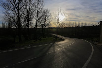 Carretera que pasa junto a Masagoso, un pueblo de Teruel que se ha quedado sin habitantes.