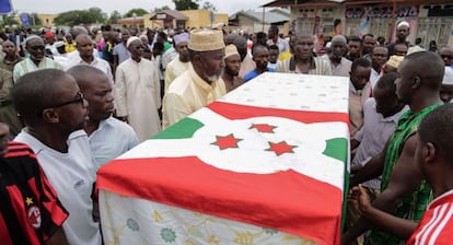 Un grupo de hombres cargan el ataud de Feruzi en Bujumbura.