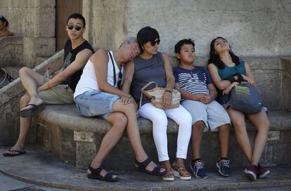 Un grupo de turistas descansando en Valencia.