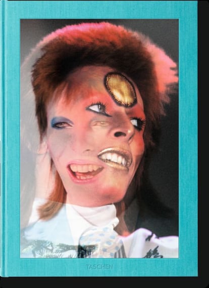Si tienes la cartera repleta, hazte con una copia de la edición limitada de 'Mick Rock. The rise of David Bowie', publicado por Taschen. Para fans terminales.