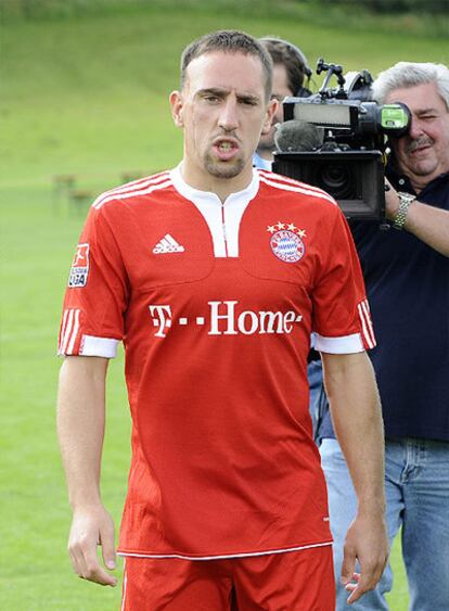 Frank Ribéry, con la equipación del Bayern de Munich, se prepara para la foto de presentación del conjunto alemán.