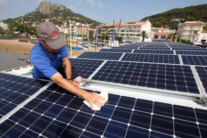 Instalaciones fotovoltaicas en el club náutico de l'Estartit.