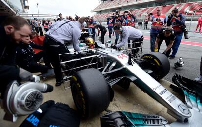 Lewis Hamilton (Mercedes) habla con los mecánicos en el 'pit lane' del circuito de Cataluña.