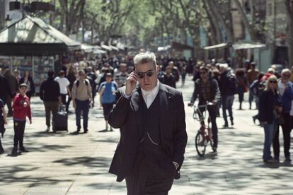 Loquillo camina por La Rambla de Barcelona.