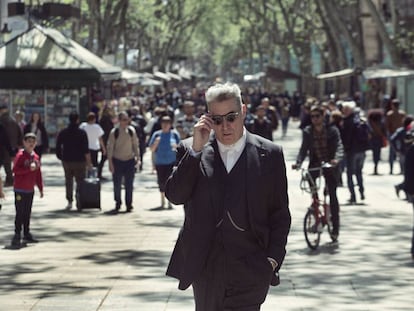 Loquillo camina per la Rambla de Barcelona.