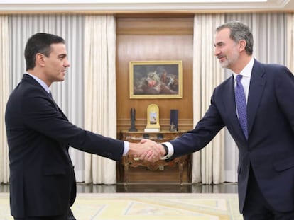 Pedro Sánchez (l) greets Spain’s King Felipe VI on Wednesday.