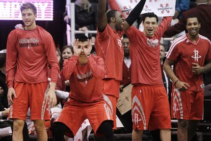 Chandler Parsons, Jeremy Lin, Patrick Patterson, Carlos Delfino y Greg Smith, de los Rockets, celebran una canasta durante el duelo contra Utah.