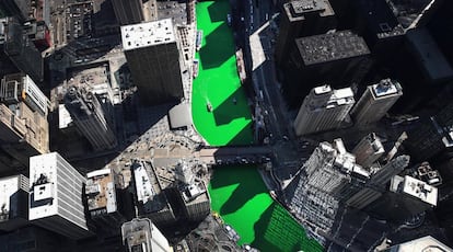 Vista aéra del río Chicago teñido de verde.