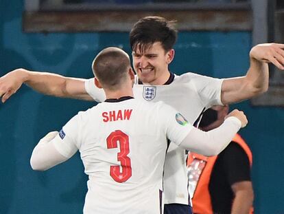 Harry Maguire celebra con Luke Shaw después de marcar el segundo gol de Inglaterra a Ucrania.