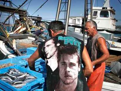 Pescadores descargando pescado en el puerto de Dénia, en una imagen de archivo.