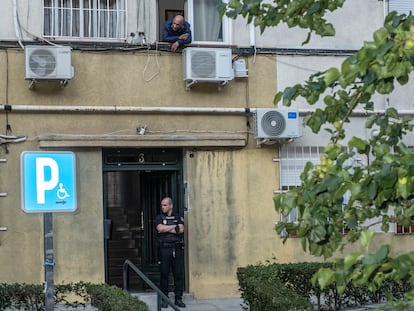 Un policía custodia el portal del hombre asesinado en el distrito de Latina de Madrid el pasado martes.