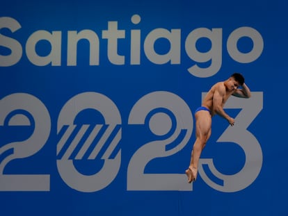 Un deportista participa en un entrenamiento de clavados en el Centro Acuático de los Juegos Panamericanos 2023, en Santiago (Chile).