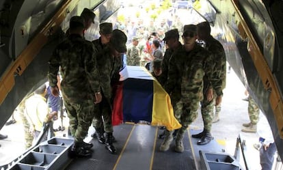 The bodies of Colombian soldiers are moved in 2014.