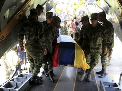 Trasllat de soldats morts a Colòmbia el 2014.