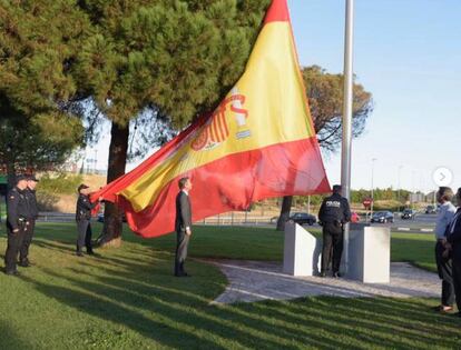 Antonio González Terol, alcalde de Boadilla, iza la bandera de España el 1 de octubre pasado.