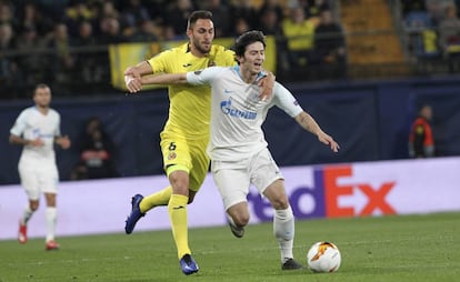 Victor Ruiz, a la izquierda, pelea por un balón con Sardar Azmoun.