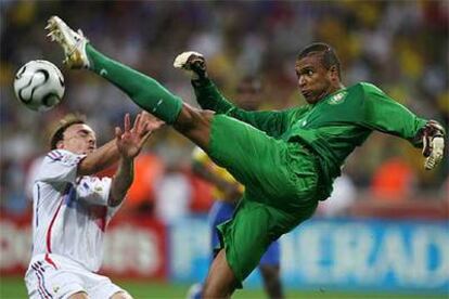 Dida despeja el balón ante el francés Ribéry.