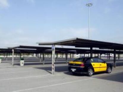 Un taxi en el aeropuerto de Barcelona. EFE/Archivo