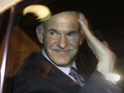 Papandreu saluda tras abandonar el palacio presidencial de Atenas.