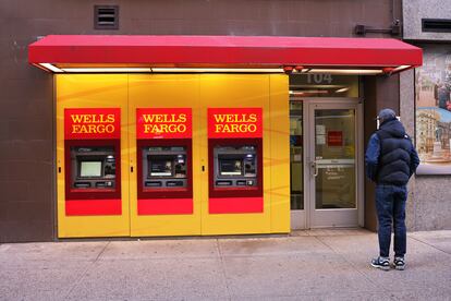 Un hombre frente a cajeros automáticos del banco Wells Fargo, en Nueva York, en diciembre de 2022.