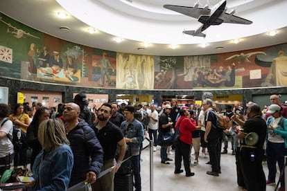 Los clientes esperan en fila en el área de salidas de Spirit Airlines en el aeropuerto LaGuardia, el viernes 19 de julio de 2024, en Nueva York.