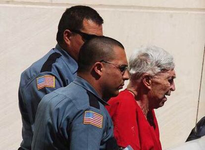 Luis Posada Carriles, custodiado por dos agentes federales al salir ayer de la Corte de El Paso (Tejas)
