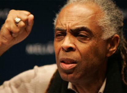 El musico brasileño Gilberto Gil  durante la rueda de prensa que ofreció en Bilbao.