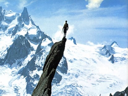Gaston Rébuffat en la cima del Roc, en el valle de Chamonix, con el Diente del gigante de fondo.