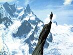 Gaston Rébuffat en la cima del Roc, en el valle de Chamonix, con el Diente del gigante de fondo.