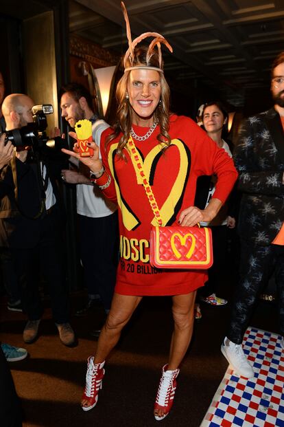 Oda al logo de la mano de Anna dello Russo. Jeremy Scott para Moschino fue el responsable des inimitable look. No le faltó detalle: sudadera, bolso y hasta funda de Iphone con la ya emblemática 'M' de McDonald's.