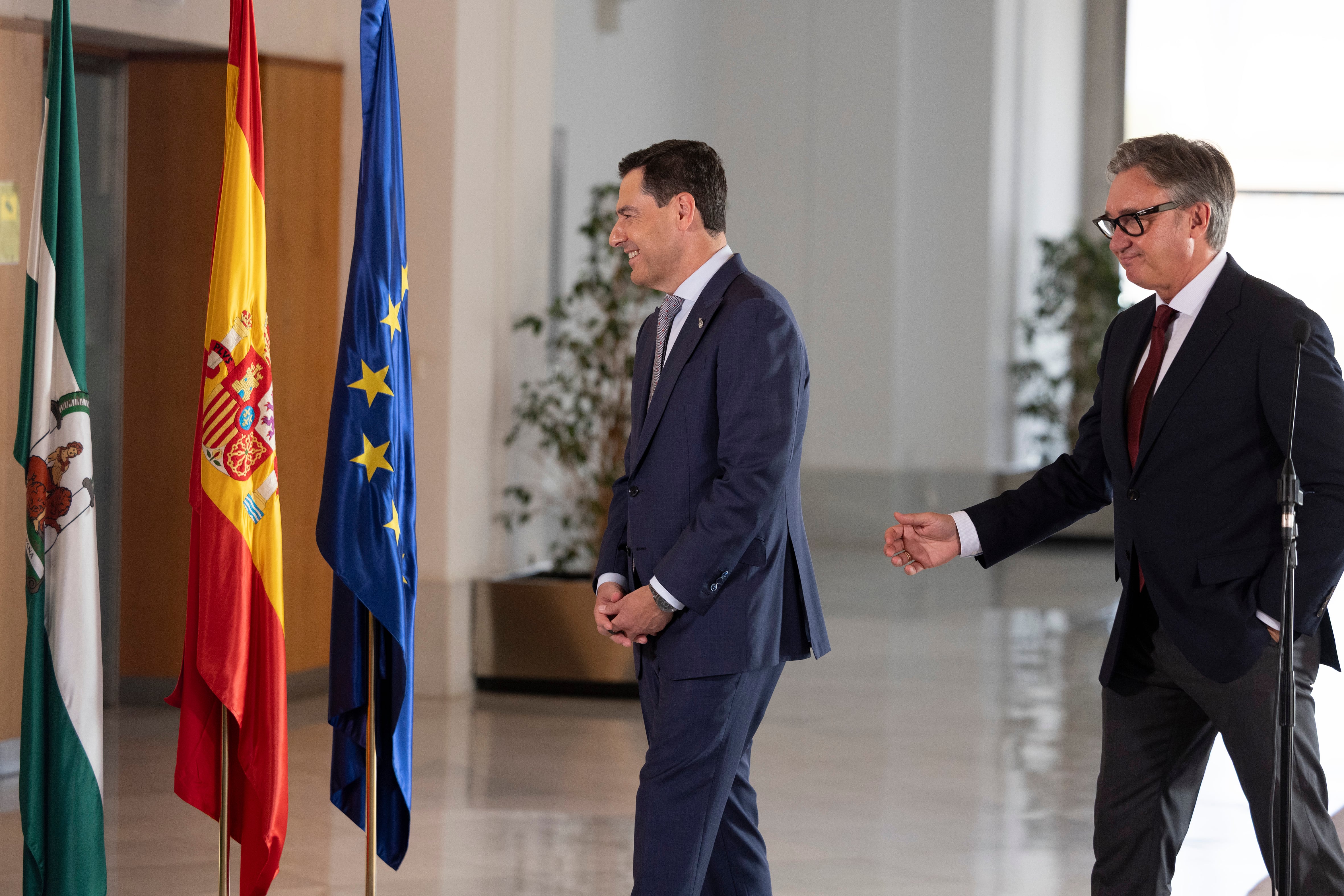 Juan Manuel Moreno Bonilla y Manuel Gavira, tras la rueda de prensa.