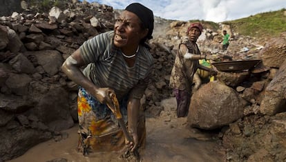 Dos mujeres extraen oro en la mina de oro de Porgera, en Papúa Nueva Guinea.