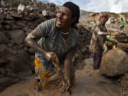 Dos mujeres extraen oro en la mina de oro de Porgera, en Papúa Nueva Guinea.