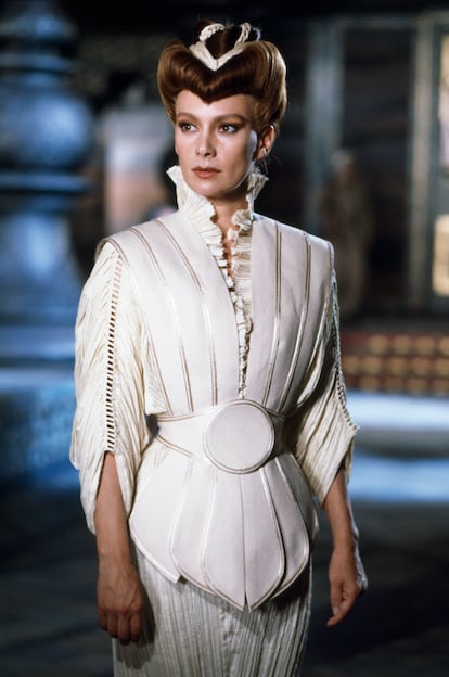 Francesca Annis en 'Dune' (1984). Puede que Lynch luchara contra los ejecutivos del estudio por el corte final de la película, pero esta épica de ciencia ficción es una de sus hazañas más deslumbrantes de vestuario, gracias al trabajo del diseñador Bob Ringwood.
Entre toda la espectacularidad del elenco, los atuendos más impresionantes se reservaron para Francesca Annis como Lady Jessica, cuyos vestidos de diosa extraterrestre (y peinados ídem) crean algunos de los momentos visualmente más impactantes de la película. Su estilo de reina galáctica es una mezcla de vestuario isabelino y ropa de soldado espacial de ciencia ficción.