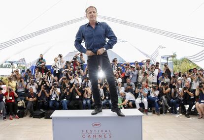 El actor francés, Charles Berling, posa ante los fotógrafos durante la presentación de la película 'Elle', el 21 de mayo de 2016.