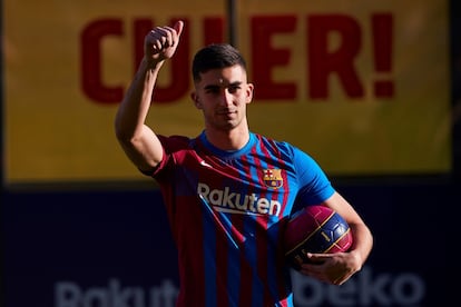 Ferran Torres ha sido presentado este lunes en el Camp Nou. El delantero procedente del Manchester City entrenó junto al resto del FC Barcelona, pero aún no podrá jugar con su nuevo equipo porque todavía no está inscrito.