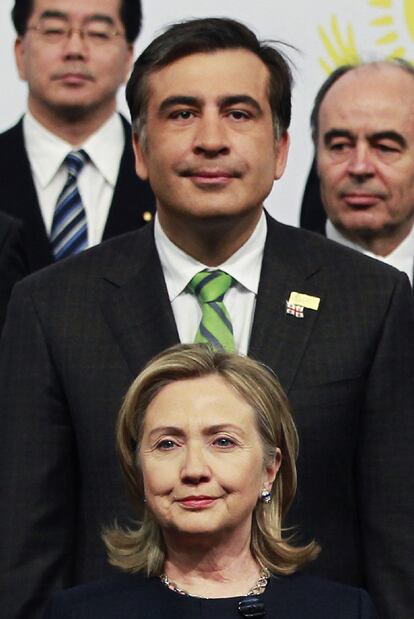 Hillary Clinton y Mijail Saakashvili, presidente de Georgia, ayer en Astaná.