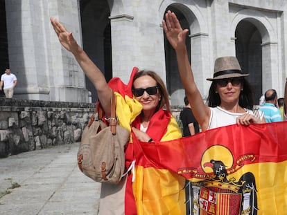 Tres mujeres participan en una jornada de oración organizada en julio de 2018 por la Fundación Francisco Franco en el Valle de los Caídos contra la exhumación del dictador en Madrid.