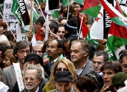 Cabecera de la manifestación, organizada hoy en Madrid para condenar el asalto de las fuerzas de seguridad marroquíes al campamento saharaui de Gdaim Izik, en El Aaiún, a la que asistieron, entre otros, Cayo Lara, Ignacio Fernández Toxo, Cándido Méndez, los actores Javier Bardem y Eduardo Noriega, el músico Manu Chao, el cineasta Fernando Colomo, la actriz Rosa María Sardá, Rosa Díez y los populares Esteban González Pons e Iñaki Oyarzabal.