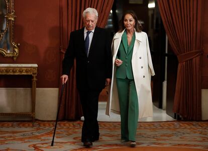 Mario Vargas Llosa e Isabel Preysler, a su llegada al Teatro Real. 